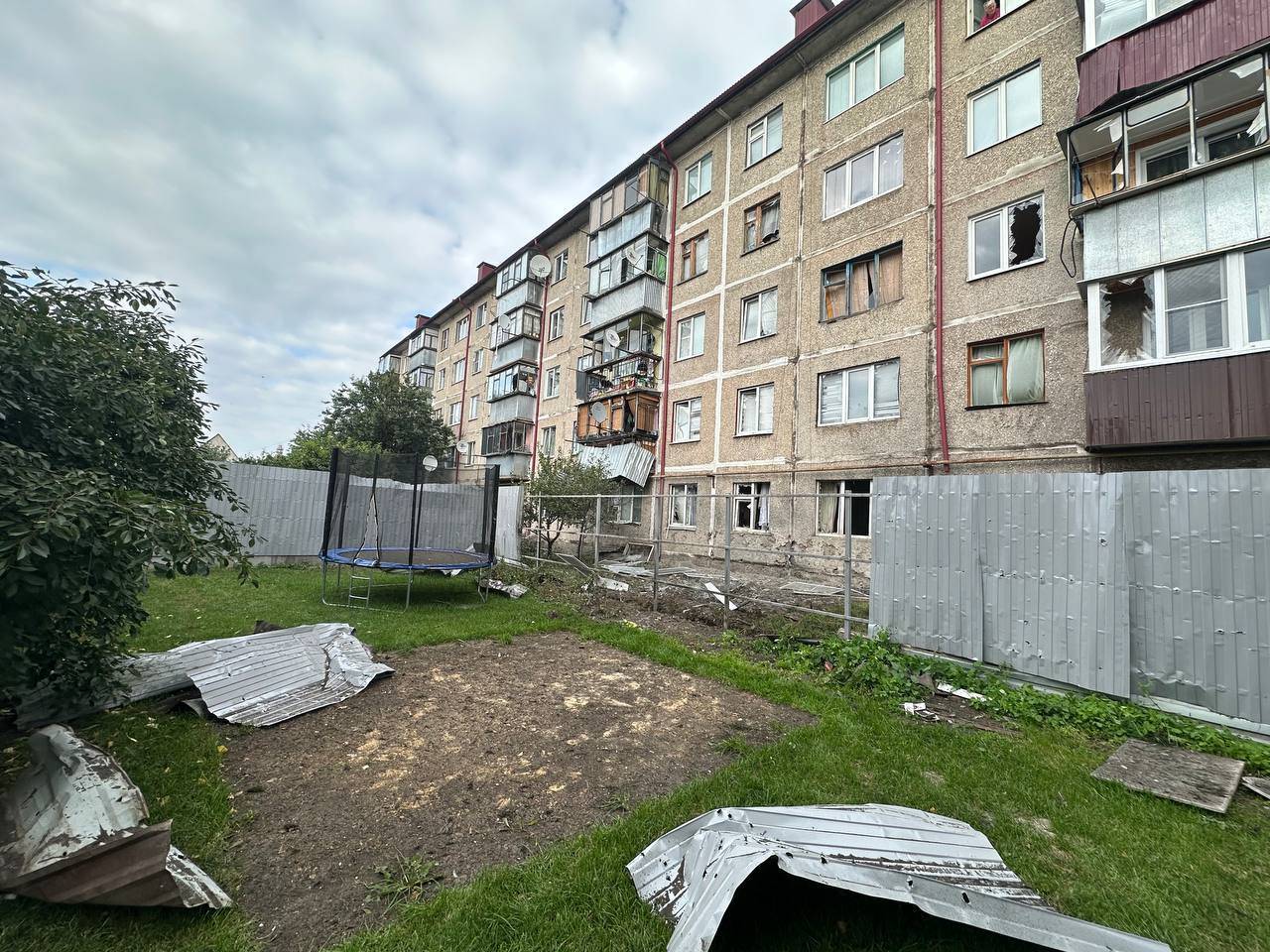 При дневном обстреле Рыльска в Курской области пострадал мужчина