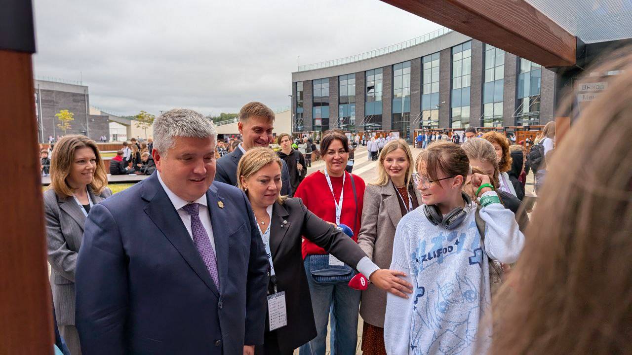 На Чемпионате высоких технологий студенты впечатлили Дронова своими разработками