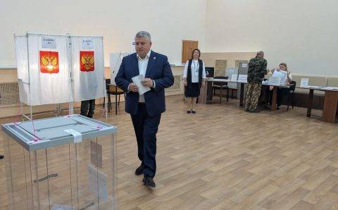 Глава Новгородчины Дронов открыл выборы своим голосом