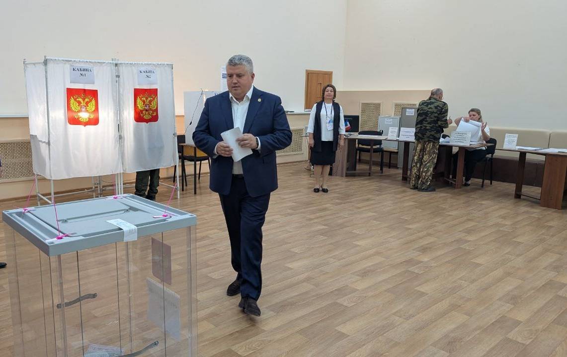 Глава Новгородчины Дронов открыл выборы своим голосом