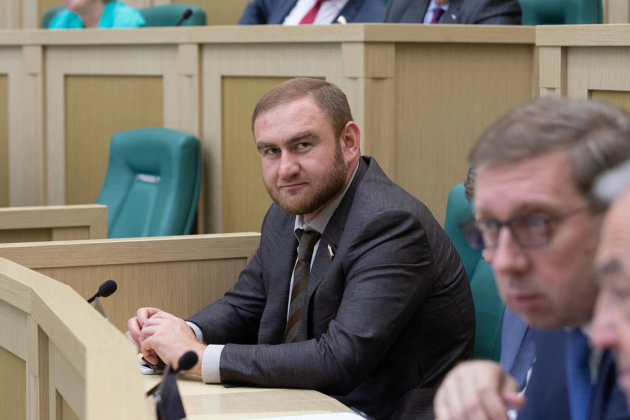 Пожизненно осужденный сенатор Арашуков хочет отправиться на СВО