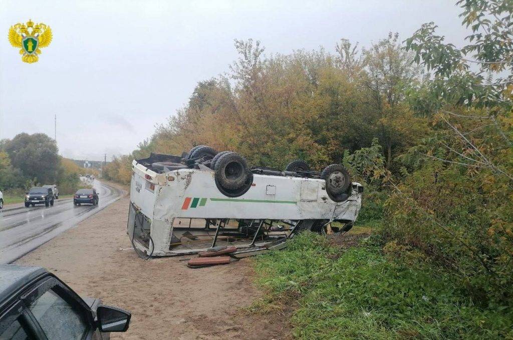 Автобус с пассажирами перевернулся в Тульской области, пострадали 15 человек