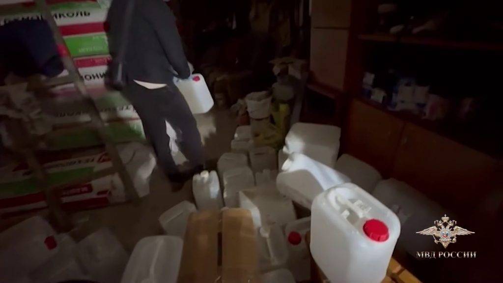 По делу об отравлении контрафактом в Ленобласти задержаны три человека