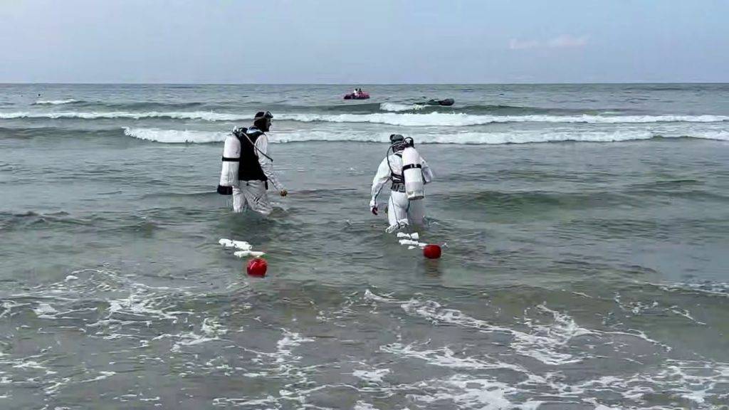 За десять дней в Анапе подняли со дна моря 337 мешков мазута