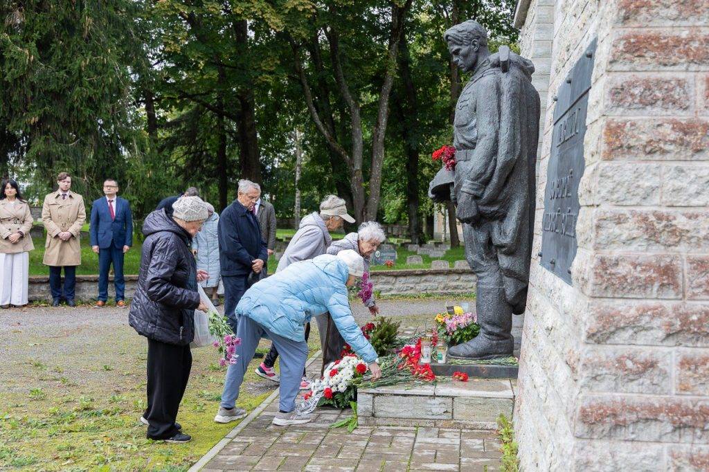 Россия обвинила Эстонию в надругательстве над могилами солдат ВОВ