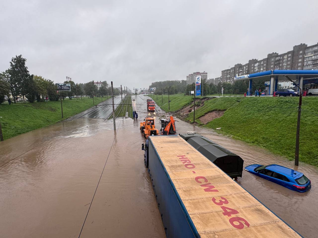 Мощный ливень парализовал движение в Череповце