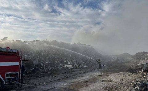 Пожарные всю ночь тушили свалку под Новороссийском, она все еще горит