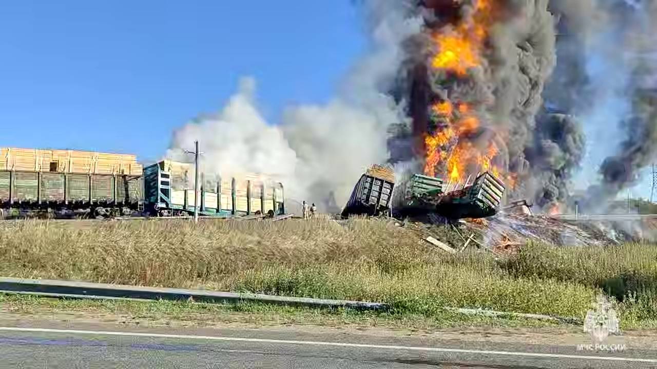 Под Смоленском горят вагоны с бензином после ДТП с фурой