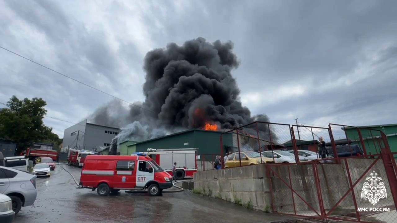 Крупный пожар на складе во Владивостоке унес жизнь человека
