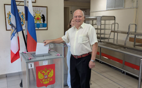 В Новгороде проголосовал еще один кандидат в губернаторы области