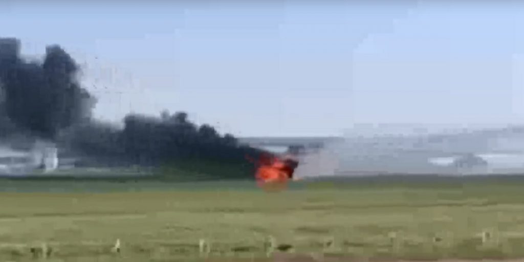 В небе Китая столкнулись два летающих автомобиля, один из них сгорел