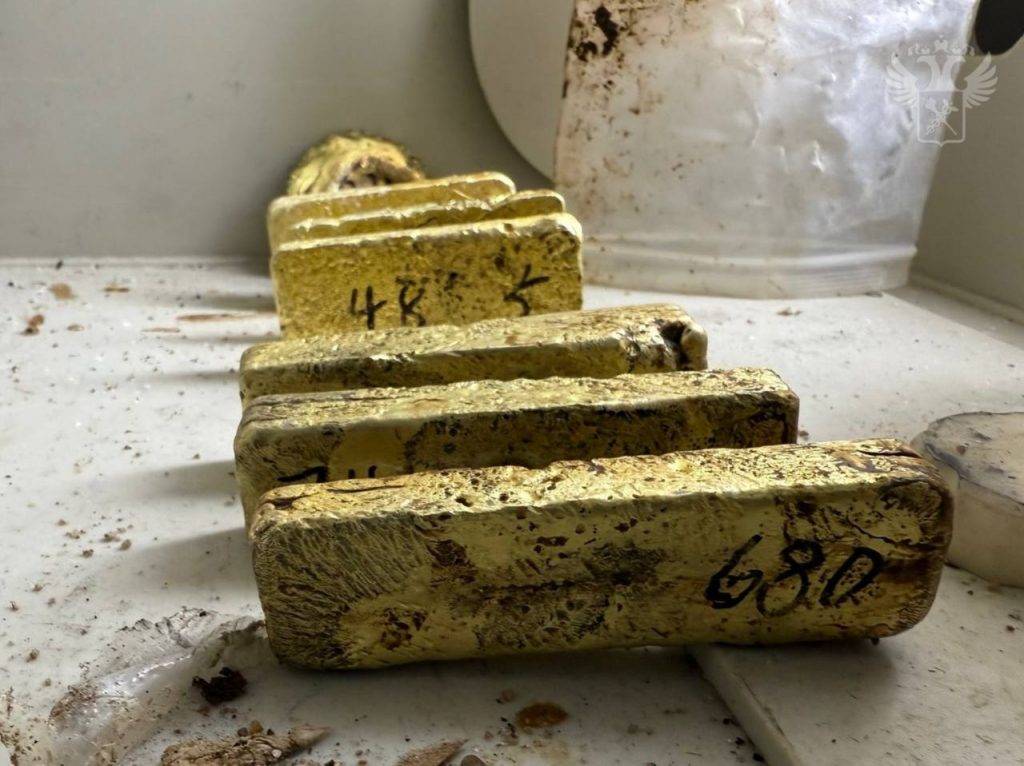 Дальнобойщик пытался вывезти в Китай 34 кг золота в тайнике