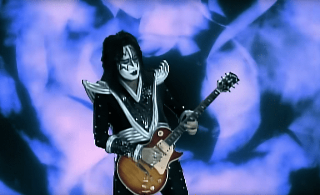 Легендарный гитарист «Эйс» Фрейли из KISS умер на 75-ом году жизни