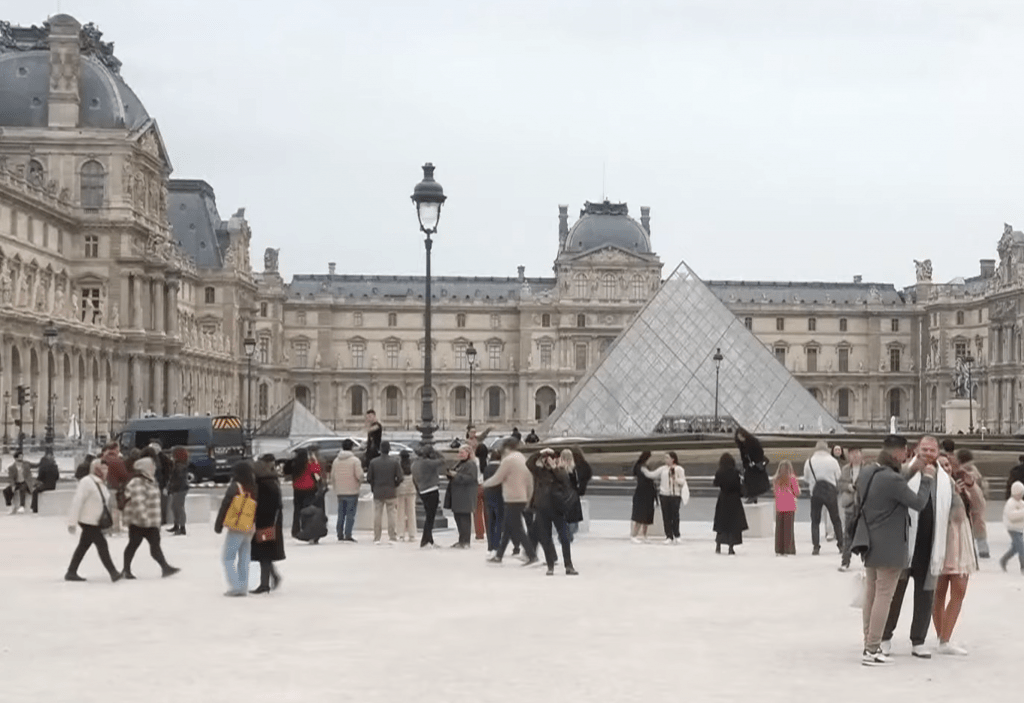 «Желтые жилеты» ограбили Лувр в Париже за 4 минуты «Желтые жилеты» ограбили Лувр в Париже за 4 минуты