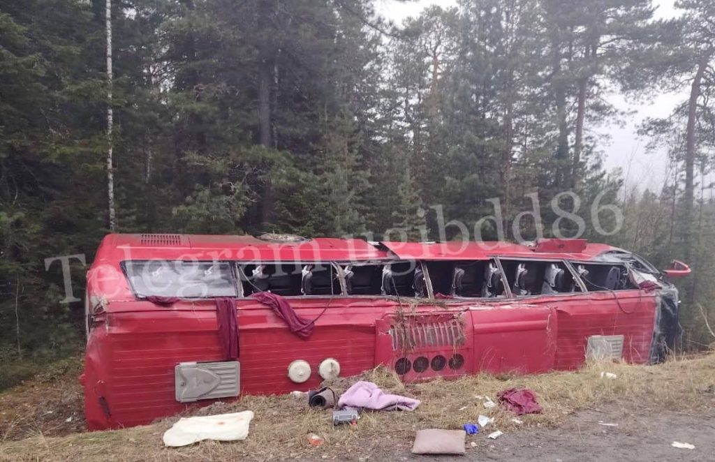 На трассе Тюмень-Ханты-Мансийск перевернулся автобус, два человека погибли На трассе Тюмень-Ханты-Мансийск перевернулся автобус, два человека погибли