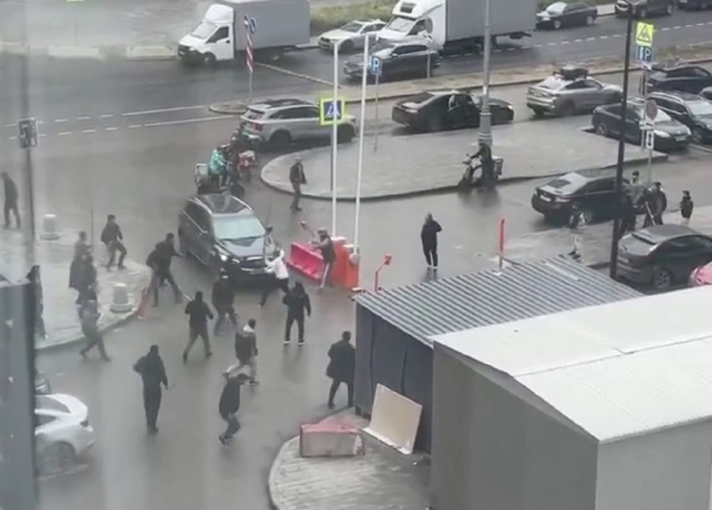 Полиция разбирается в массовой драке лопатами в московском ЖК «Прокшино»