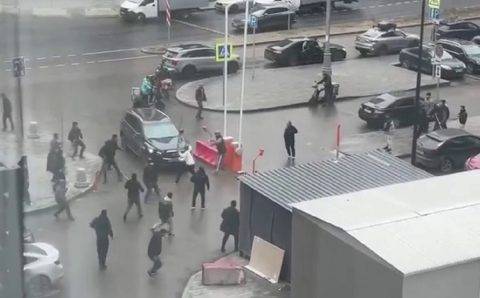 Полиция разбирается в массовой драке лопатами в московском ЖК «Прокшино» Полиция разбирается в массовой драке лопатами в московском ЖК «Прокшино»