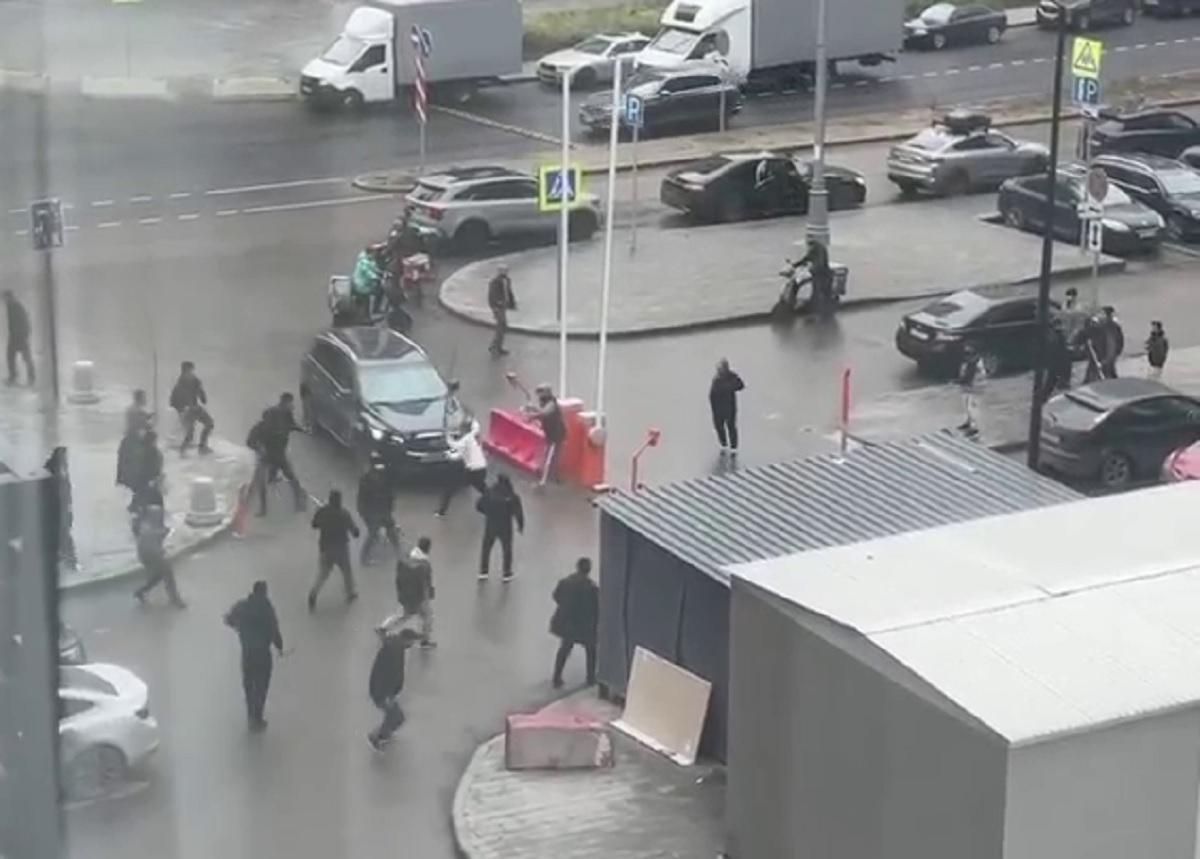 Полиция разбирается в массовой драке лопатами в московском ЖК «Прокшино» Полиция разбирается в массовой драке лопатами в московском ЖК «Прокшино»