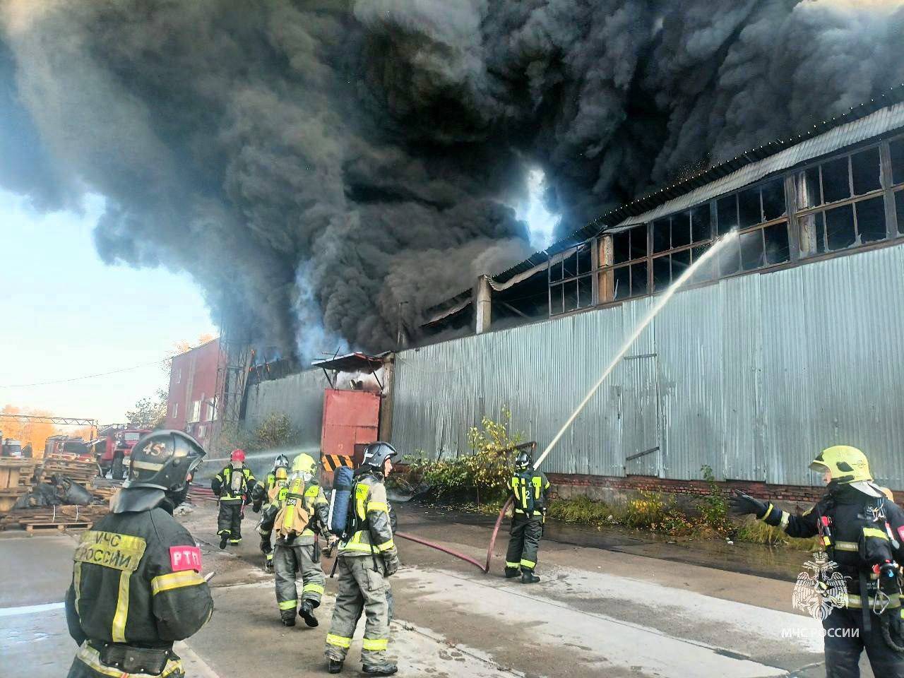 Более 50 пожарных борются с огнем на складе в Электростали