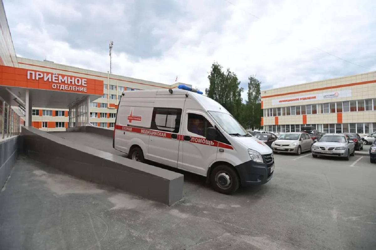 В Екатеринбурге 12 школьников увезли в больницу из лицея