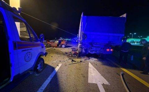 Семья из трех человек погибла в ДТП с фурой в Крыму Семья из трех человек погибла в ДТП с фурой в Крыму