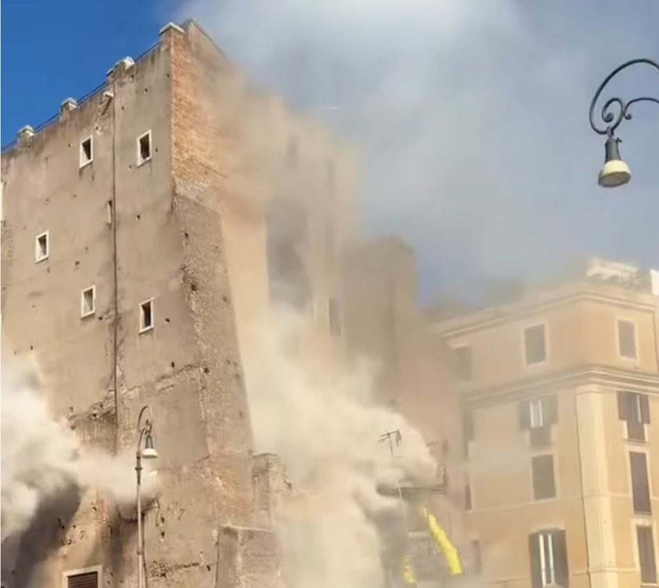 В Риме обвалилась древняя башня, под завалами ищут её ремонтников