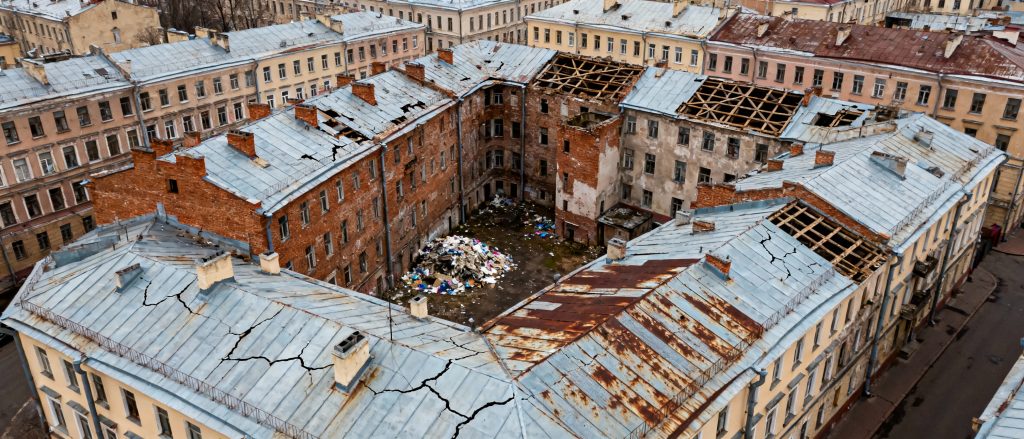 Дырявые крыши и рухнувшие стены: почему капремонт в Петербурге становится угрозой для жизни