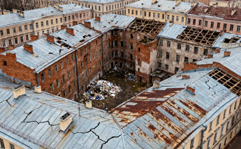 Дырявые крыши и рухнувшие стены: почему капремонт в Петербурге становится угрозой для жизни