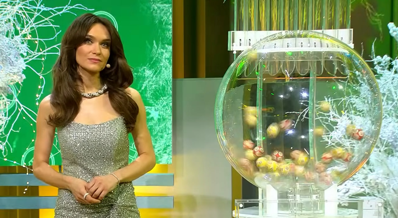 Новый год с миллиардом: трое игроков разделили суперприз «Русского лото»