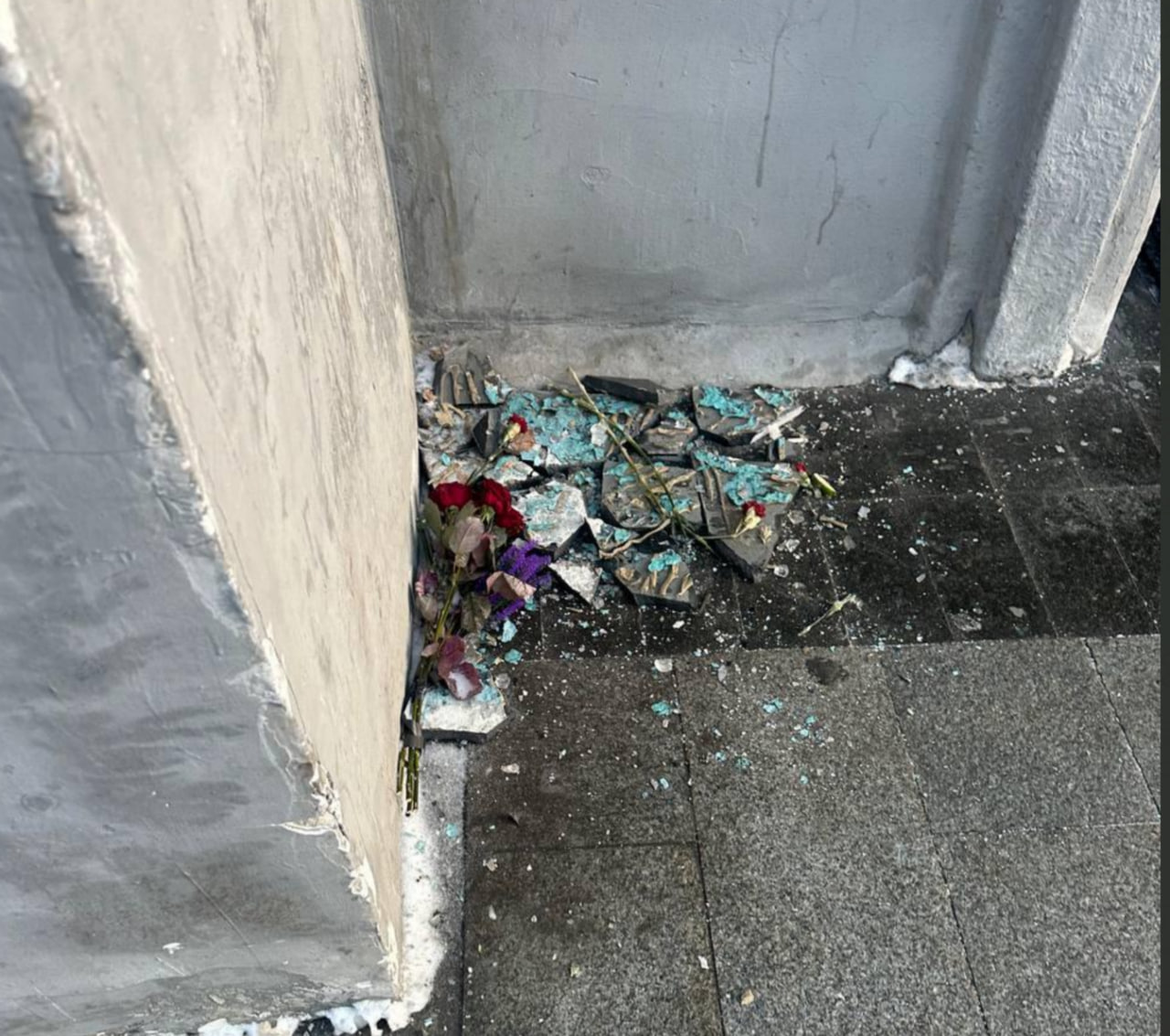 Вандалами разбита мемориальная доска Анны Политковской на Лесной улице