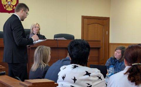 Суд признал законным передачу 2-летней сироты Ники в семью главы Солецкого округа