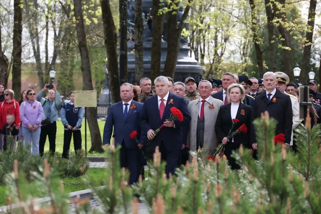Дронов возложил цветы к Вечному огню в Великом Новгороде