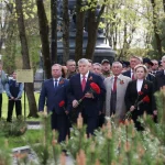 Дронов возложил цветы к Вечному огню в Великом Новгороде