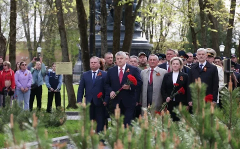 Дронов возложил цветы к Вечному огню в Великом Новгороде