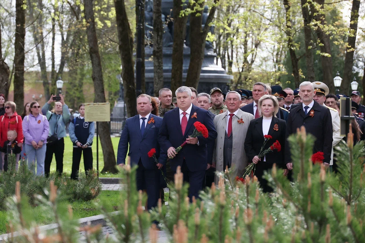 Дронов возложил цветы к Вечному огню в Великом Новгороде
